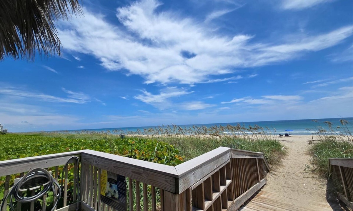 Hutchinson Island South Condo | Oceanfront 2BR/2BA Condo w/Private Balcony & Heated Pools on Hutchinson Island!