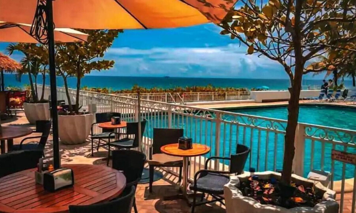 Galt Mile Apartment | Oceanfront Balcony 7th Floor