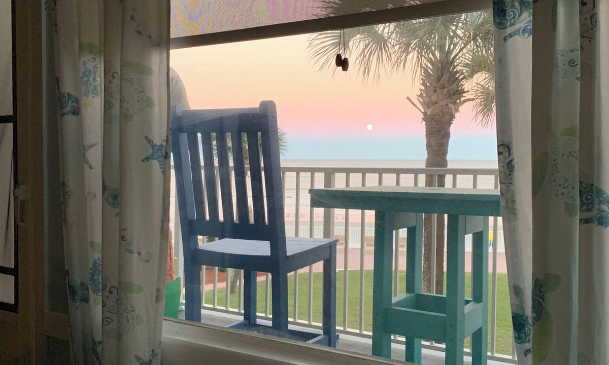 Bostwick Park Condo | Oceanfront charming condo with best view on beach from 2nd floor private balcony