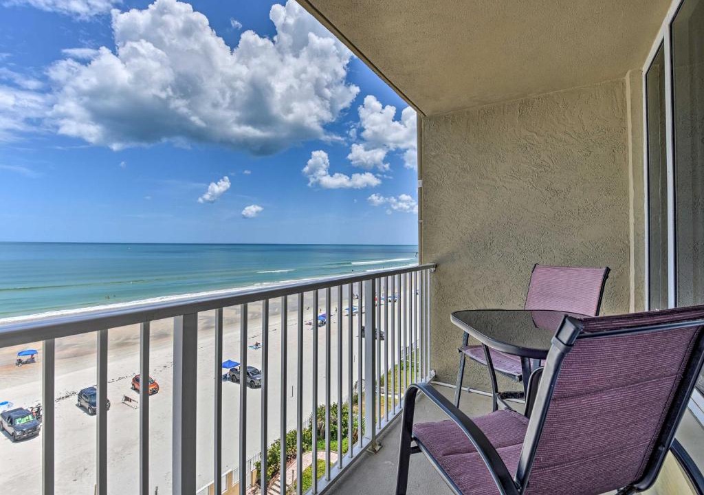 Daytona Beach Shores Apartment | Oceanfront Daytona Beach Studio w/Balcony