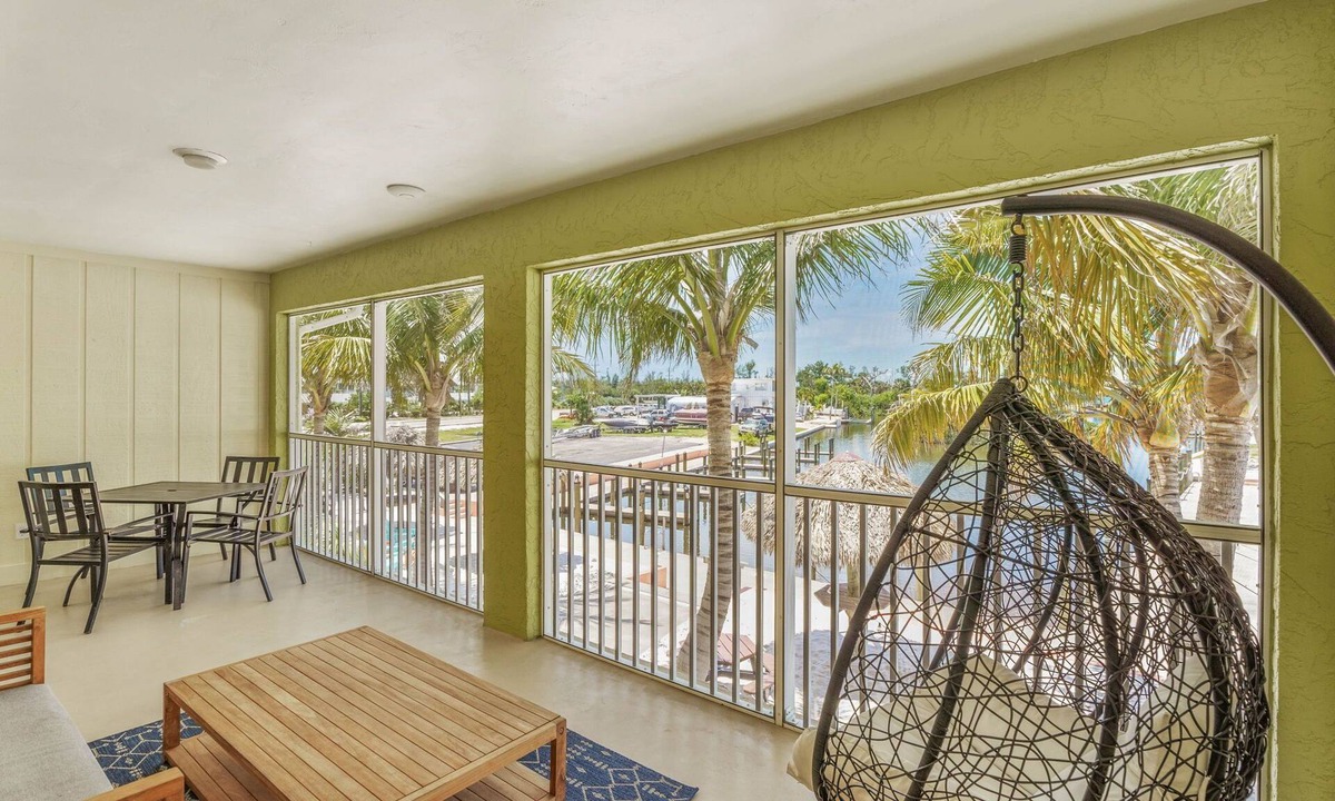 Saint James City Hotel | Off the Charts Inn & Out Island Resort