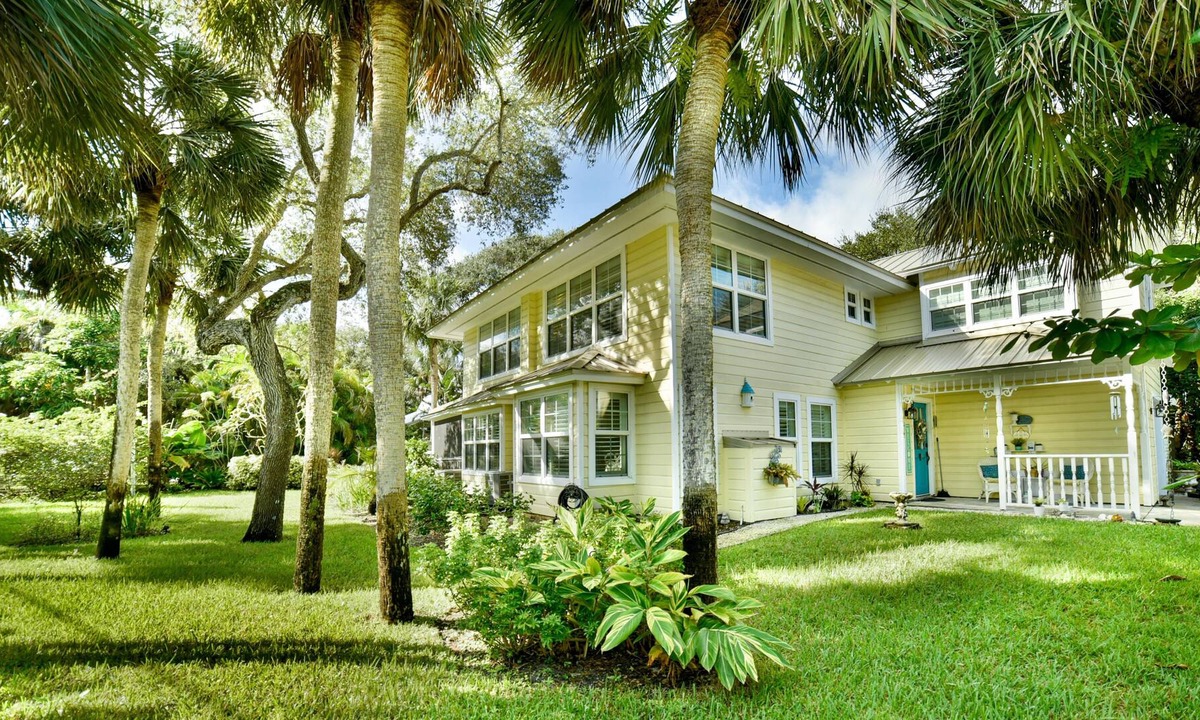 Summerplace Cottage | Old Florida Beach Cottage - 6 houses to the private beach
