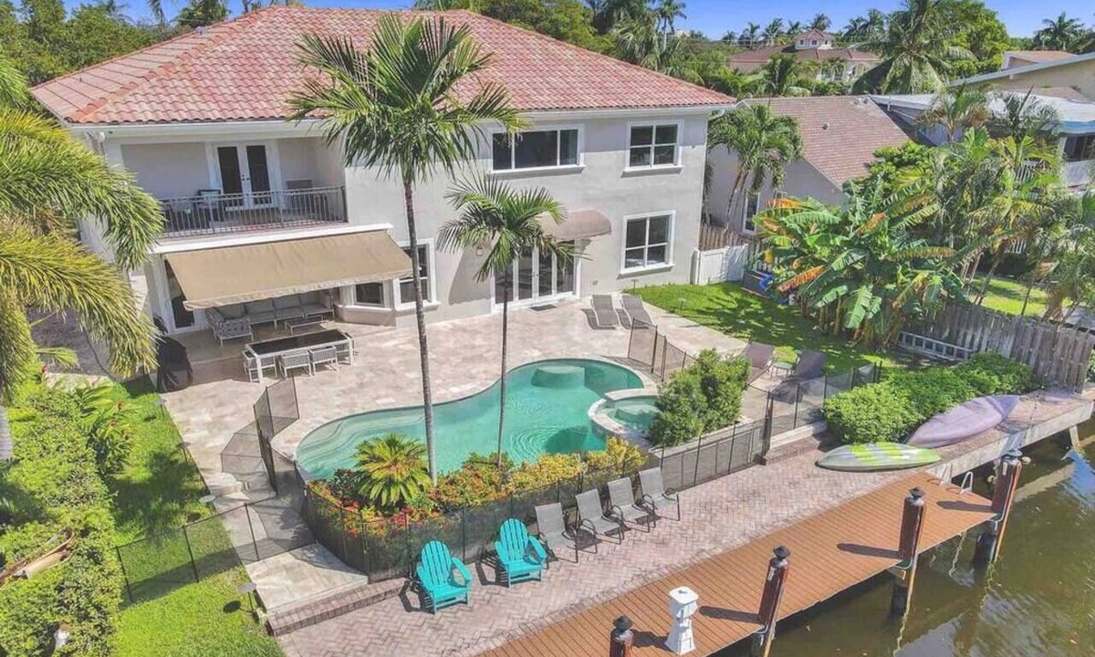 South Lake Villa | On The Bay With Hot Tub, Pool, Kayaks And More