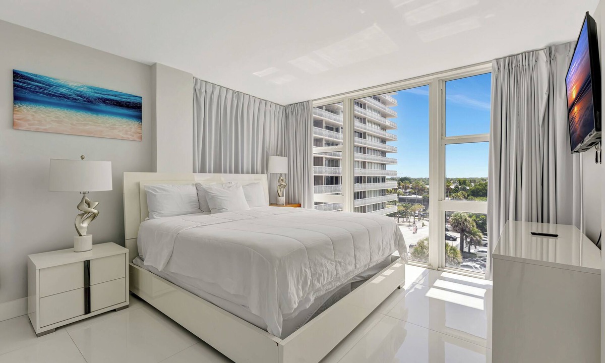 Galt Mile Apartment | One-Bedroom Suite Ocean Property