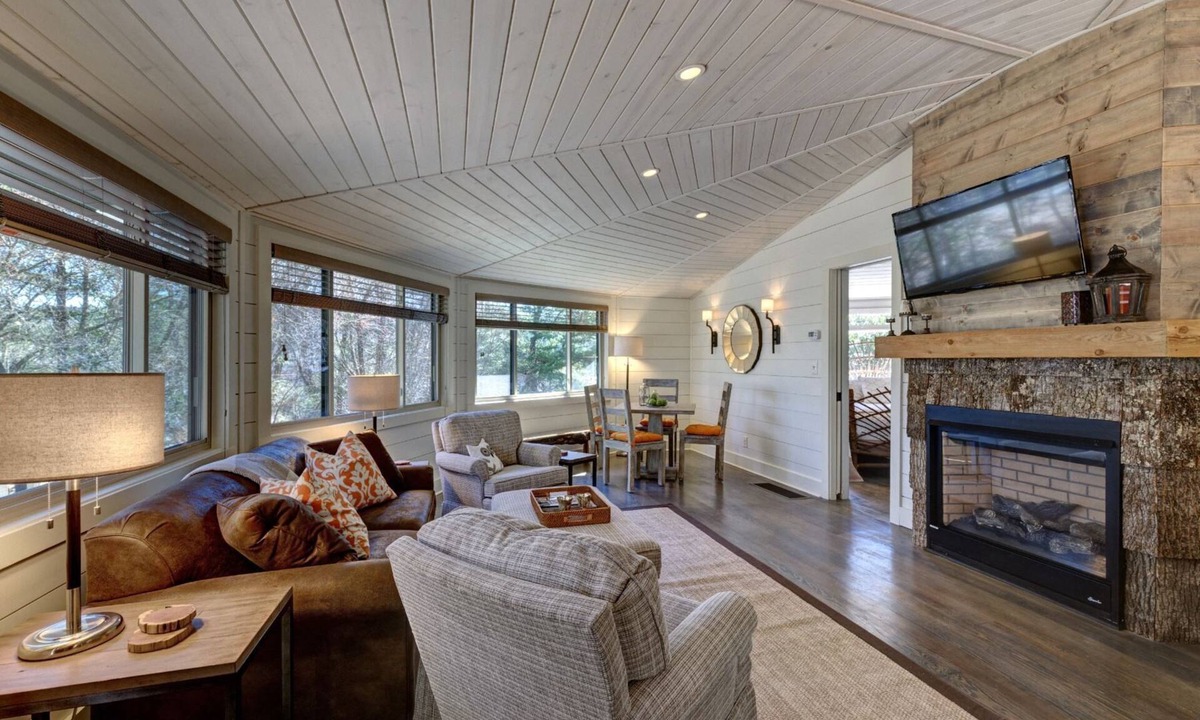 Highlands Cabin | One Block From Main Street. Somehow Completely Peaceful | Old Farm Road Cottage