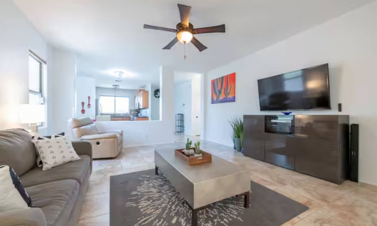 Surprise House | Optional heated pool- 3-bedroom house in peaceful Surprise with AC