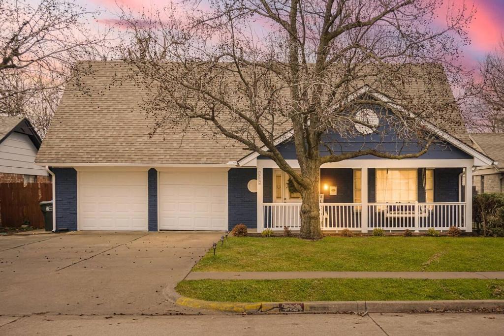 Norman House | OU Hideaway Your Relaxing Retreat with Hot Tub