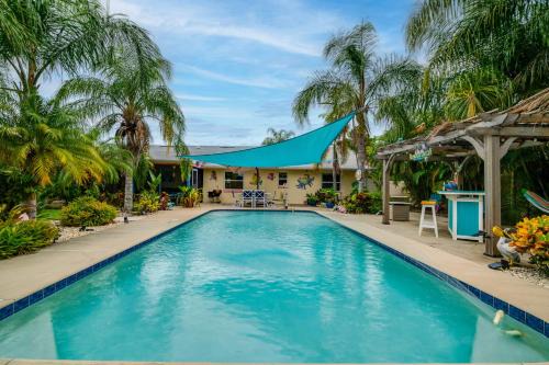 Tavares House | Outdoor Oasis w/Bar & Lanai: Tavares Escape