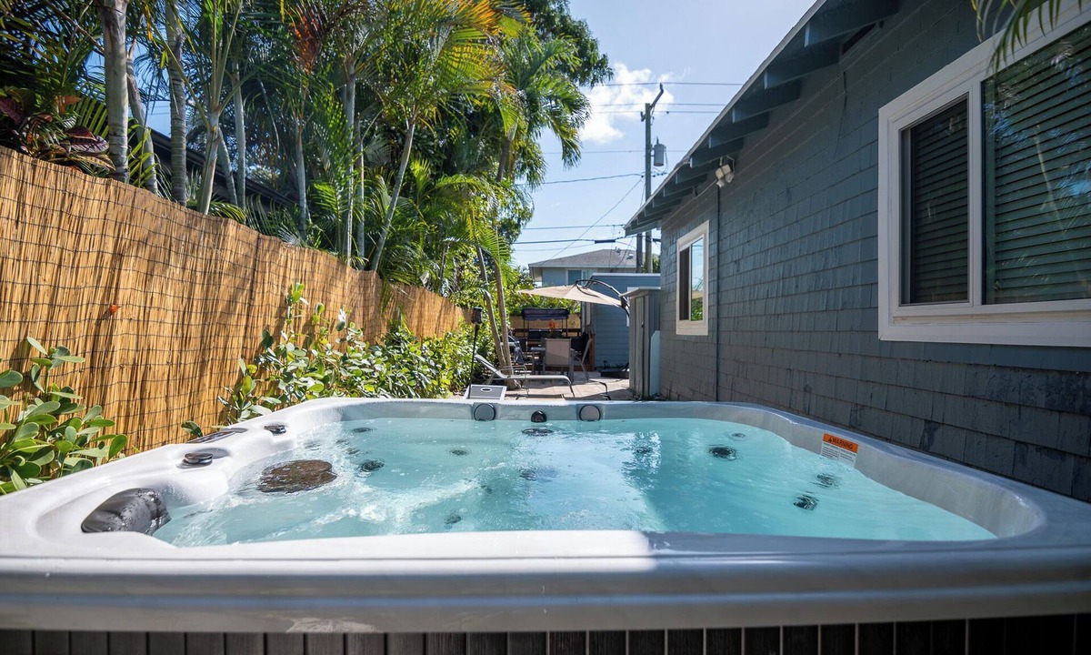 Southwest Cottage | Palm Beach Charm - Hot Tub, Bikes & More! Completely Renovated!