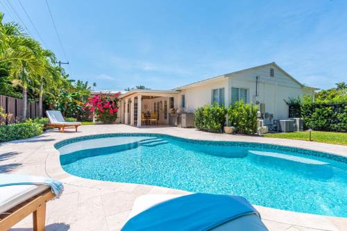 Southside Villa | Palm Beach Retreat Salt Pool I Outdoor Dine & BBQ