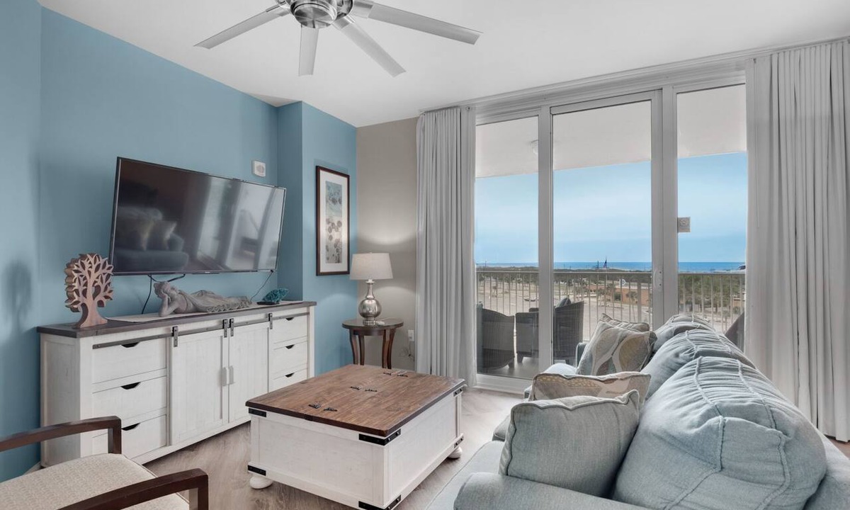 Destin Condo | 🌅Palms 1602 Updated Condo 🌴Beach Nearby + Lagoon Pool