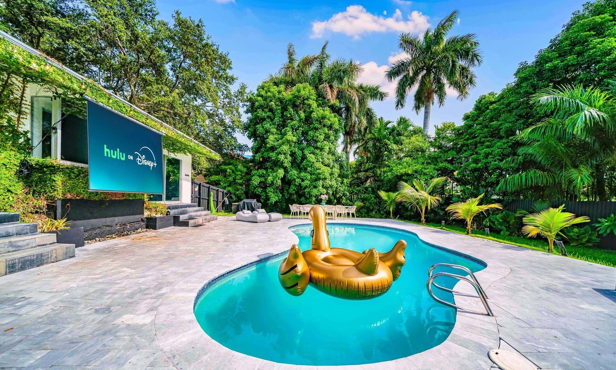 Golden Glades Villa | Paradise Getaway | Heated Pool, BBQ, Movie Screen
