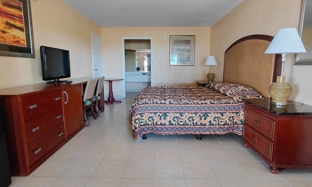 Parker Street Hotel | Paramount Lakeside Inn & Suites
