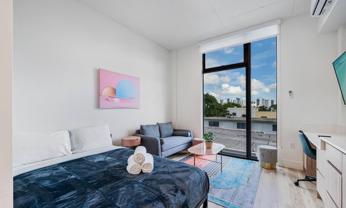East Little Havana Apartment | Pastel Studio | Downtown View, Roof Deck, Central