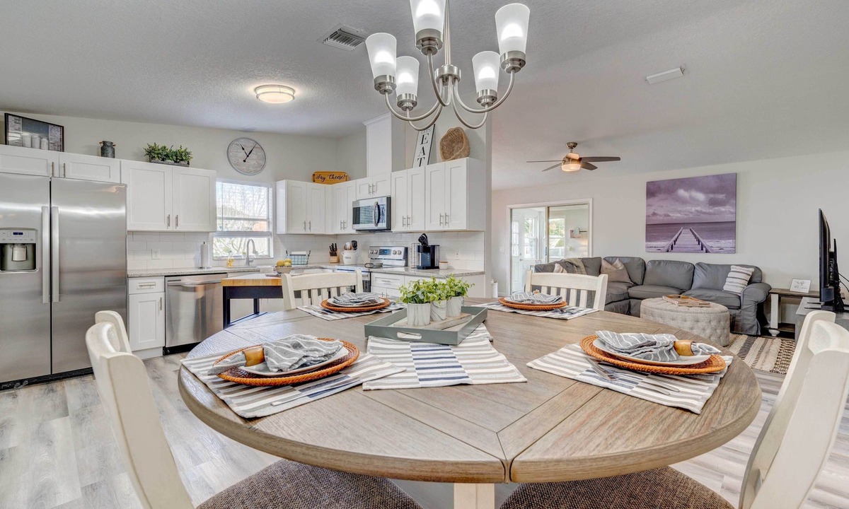 Del Mar Cottage | Peaceful Lady Lake Home w/Screened-in Porch!