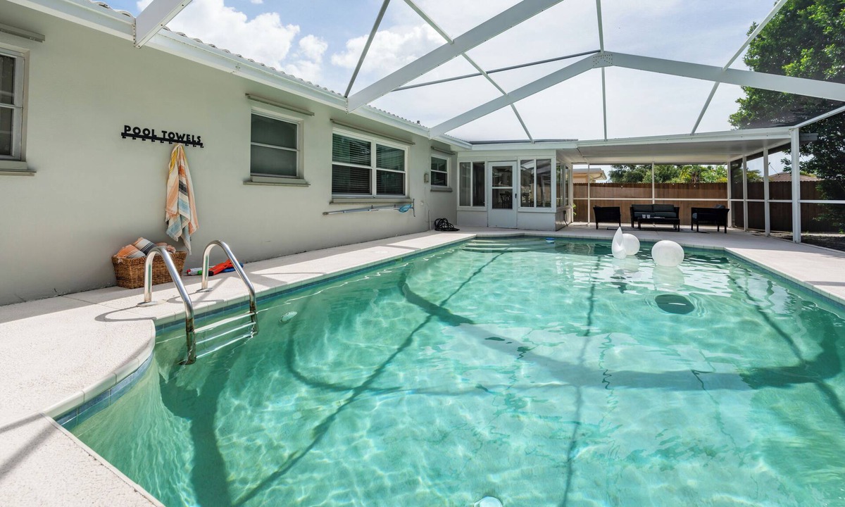 Clearwater House | Peacock Pool House & Hot Tub Clearwater I Beaches