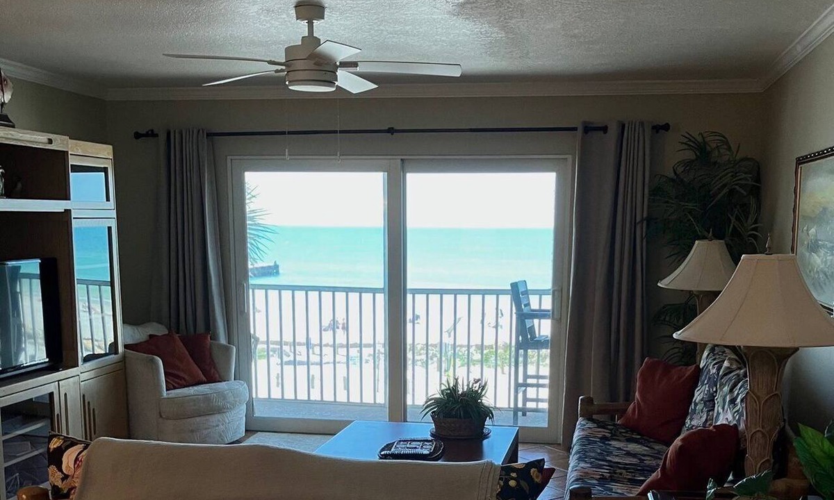 Bradenton Beach Condo | Pelican Cove 5 - Anna Maria Island - Condo 2 Bedroom/2 Bath beach side, maximum occupancy of 5 people.