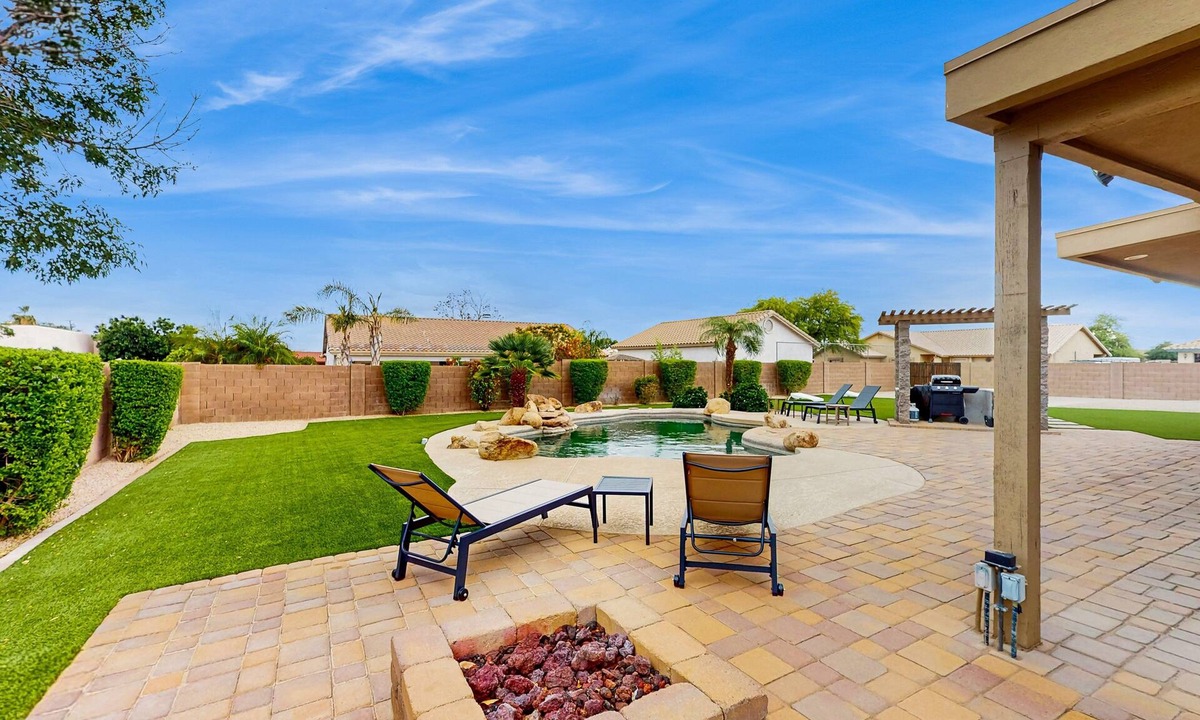 Starlight Estates House | Peoria Paradise: Poolside Vibes & Family Good Times. Spacious Backyard with Pool