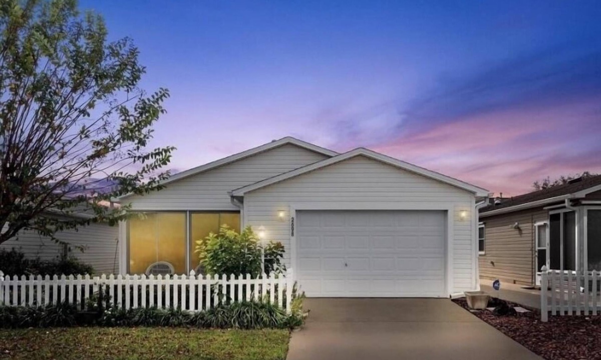 Lynnhaven House | PERFECT LOCATION-VILLA W USE OF GOLF CART CLOSE TO SUMTER LANDING. ACTIVE HOSTS!