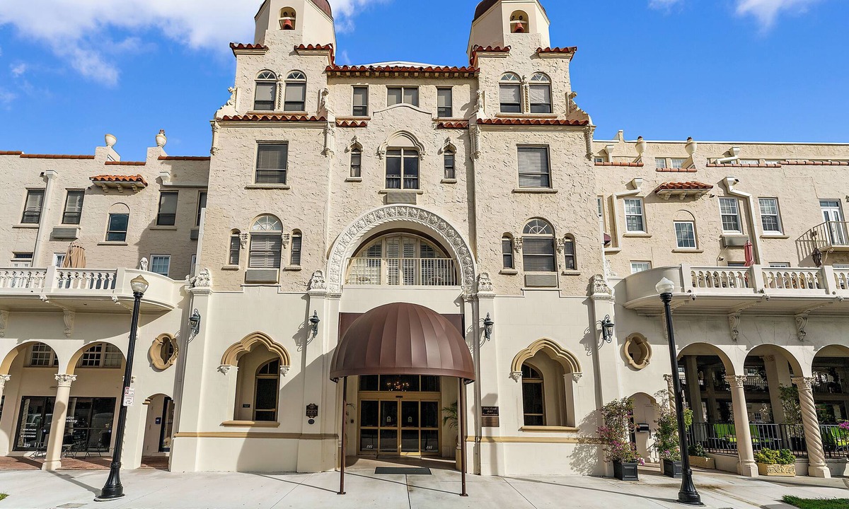 Palm Beach Condo | Perfect Palm Beach Location. Classic, spacious 1-bedroom condo, suite with AC.