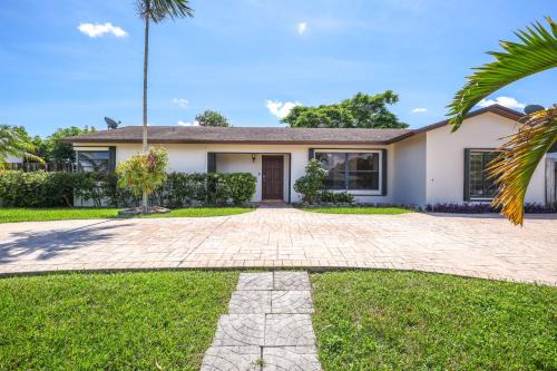 Palmetto Estates House | Pet-Friendly Home w/Yard ~ 3 Mi to Zoo Miami!