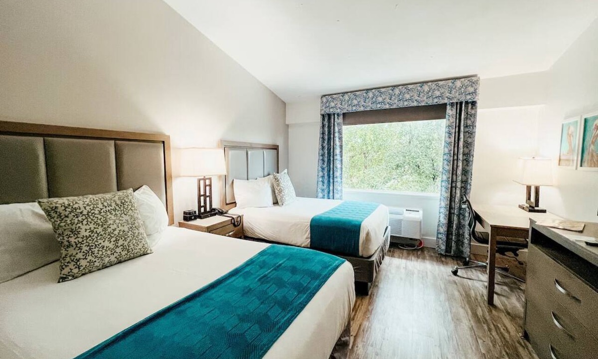 Key Largo Hotel | Pet-Friendly Key Largo Oasis: On-site Dog Park, Sunset Views & Private Beach.