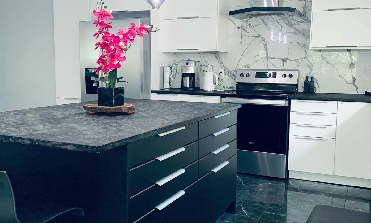 Ridge Wood Heights House | Pet friendly modern home, 2.7miles to Siesta Key!
