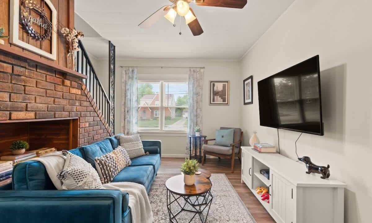 Kamm's Corners House | Pet-Friendly - N64 - Sleeps 5 - 10 Min to Airport