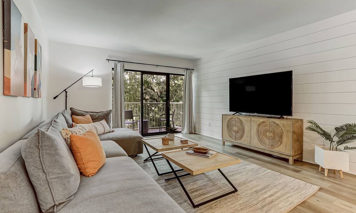 Fernandina Beach Condo | Pet Friendly | Remodeled Beachwood Condo | Pool/Pond/Golf Course View | Beach Across the Street