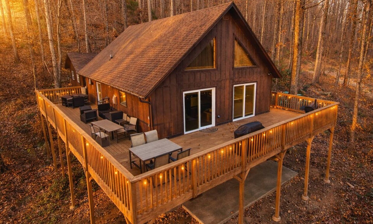 Tiger Cabin | Pet-Friendly Spacious Mountain Cabin w/Hot Tub - 5 min to Downtown - EV Charger