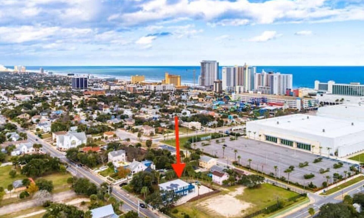 Smith's Memento Apartment | * Pet Friendly* Walk to Beach & Ocean Center