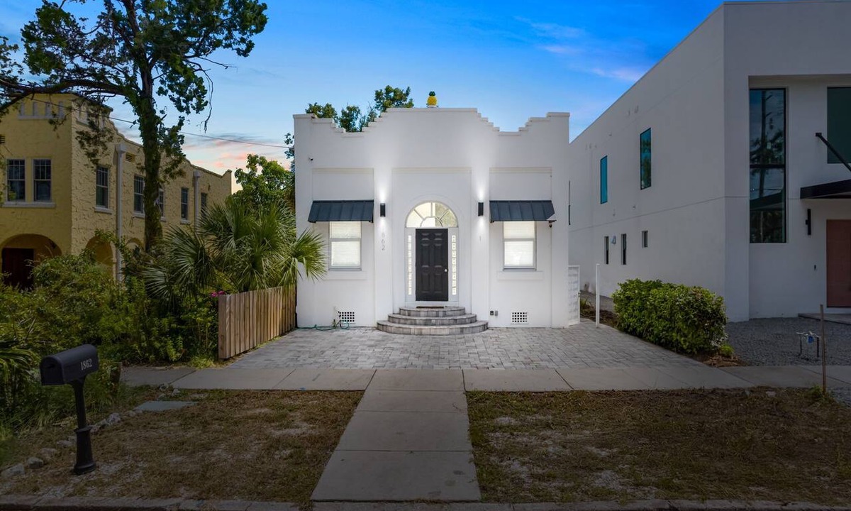 Gillespie Park Apartment | Pineapple Paradise #1 13 min to Beach Fire Pit