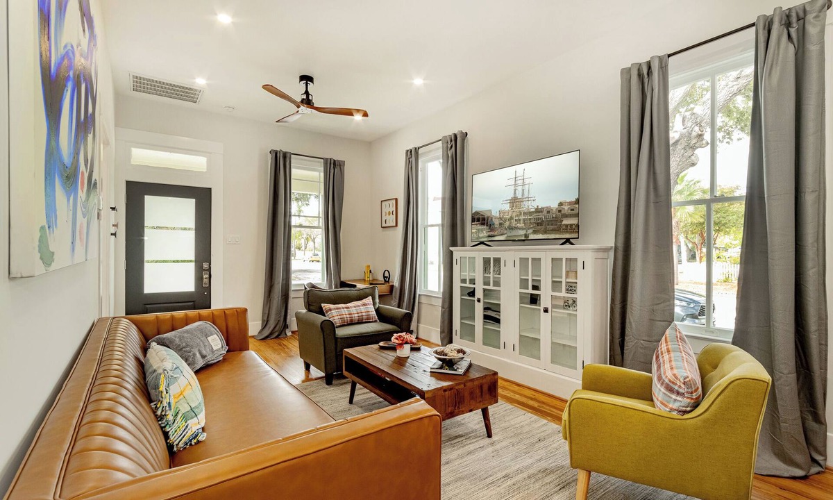Galveston House | Pleasure Pier Stylish Stay Near Beach | Games BBQ