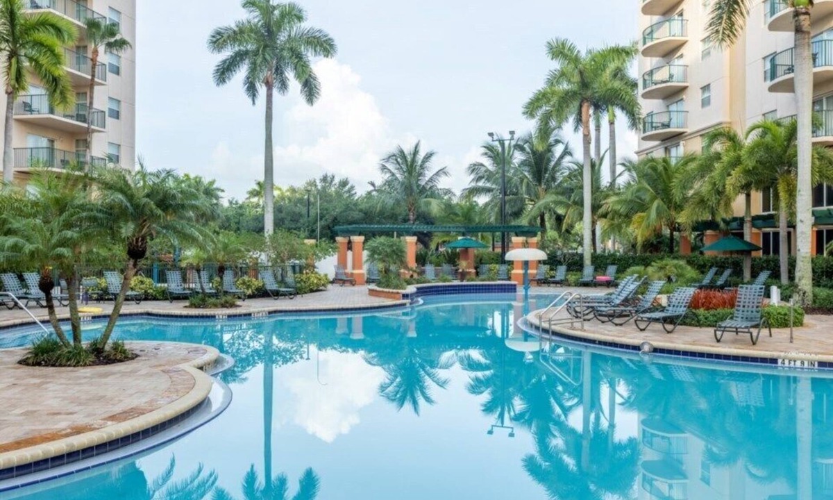 Survey Creek Apartment | Pompano Beach | Couples Golf Getaway | Pool + Golf