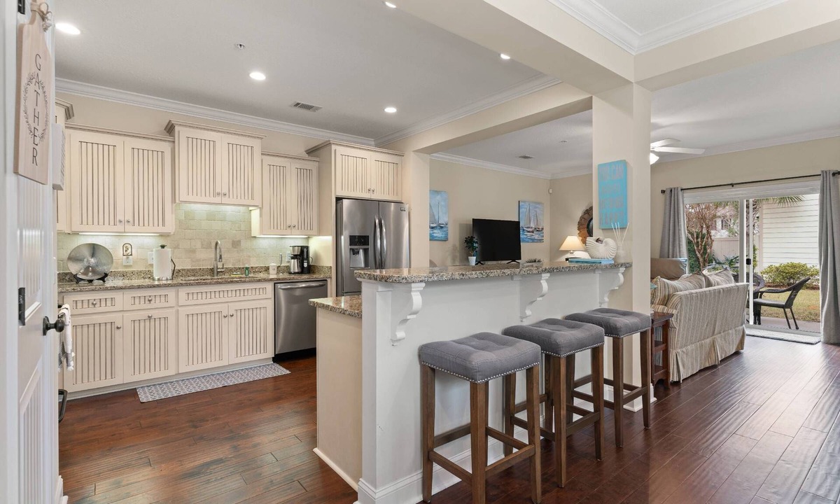 Saint Simons Island House | Pond-Side Retreat | Pool | Bikes | Beach Chairs & Wagon | Patio w/Grill | Clean & Bright End Unit