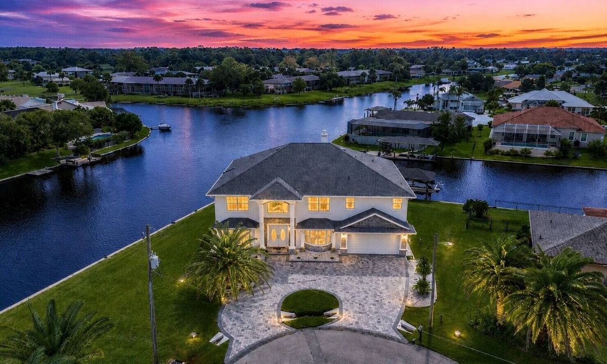 Palm Harbor House | Pool and canal front home in Palm Coast!