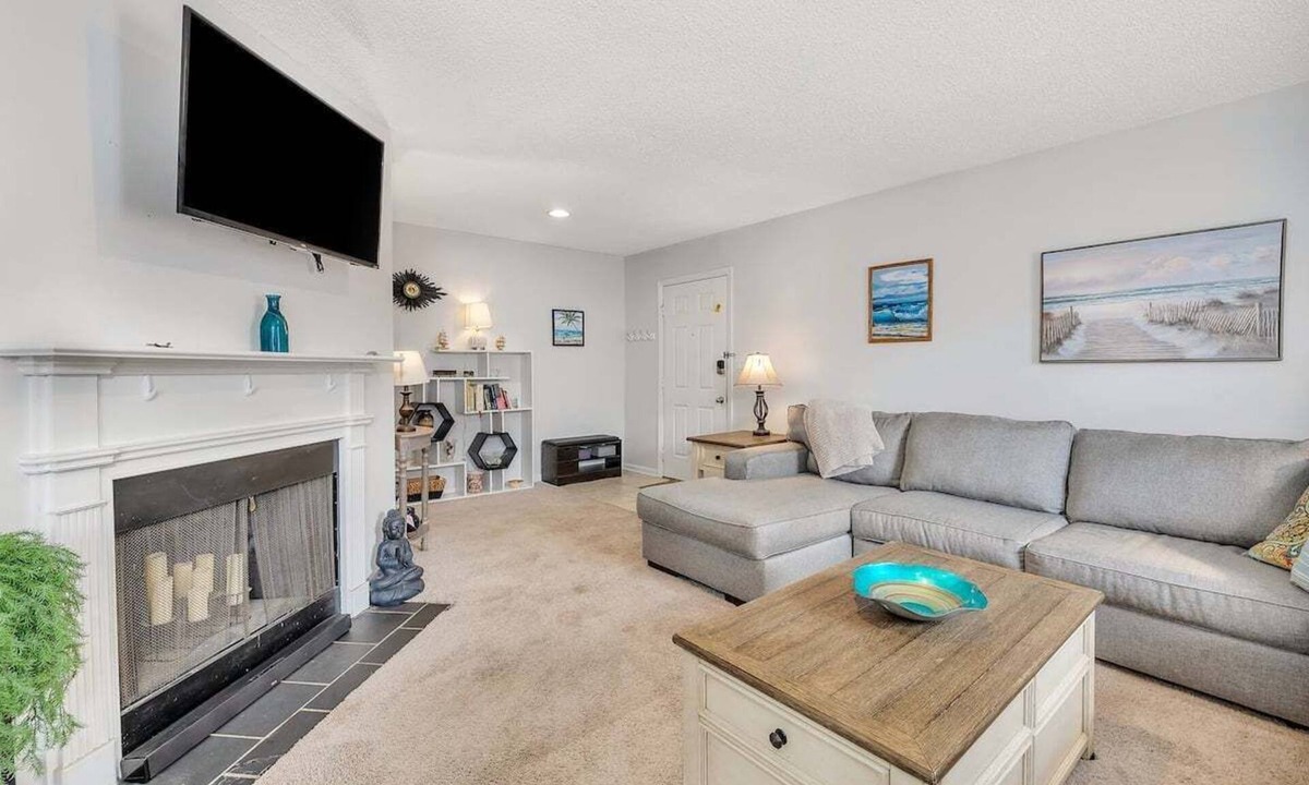 Saint Simons Island Condo | Pool, Fitness Center and close to many eateries!