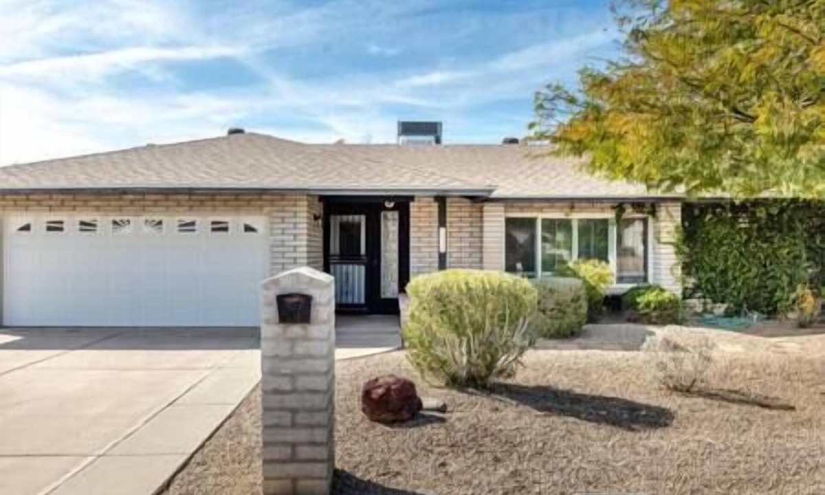 Tempe House | Pool & pool table at pet friendly family home