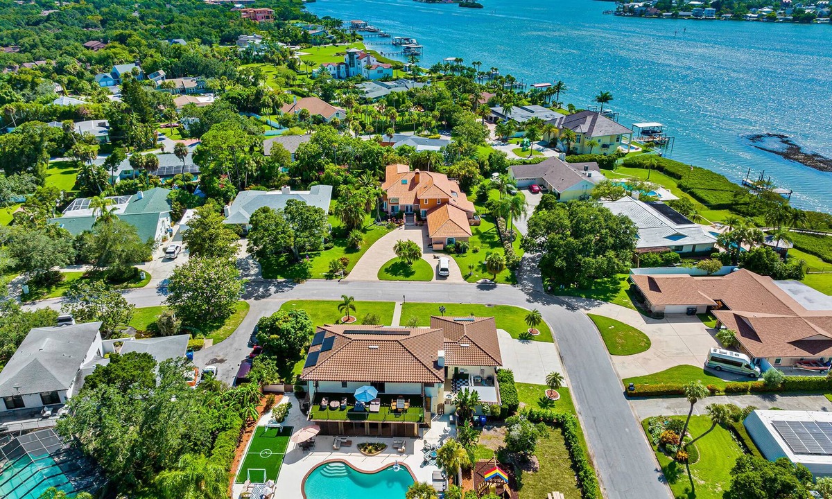 Anona House | Pool * Soccer * Movie Room * Game Room * Sleeps 20