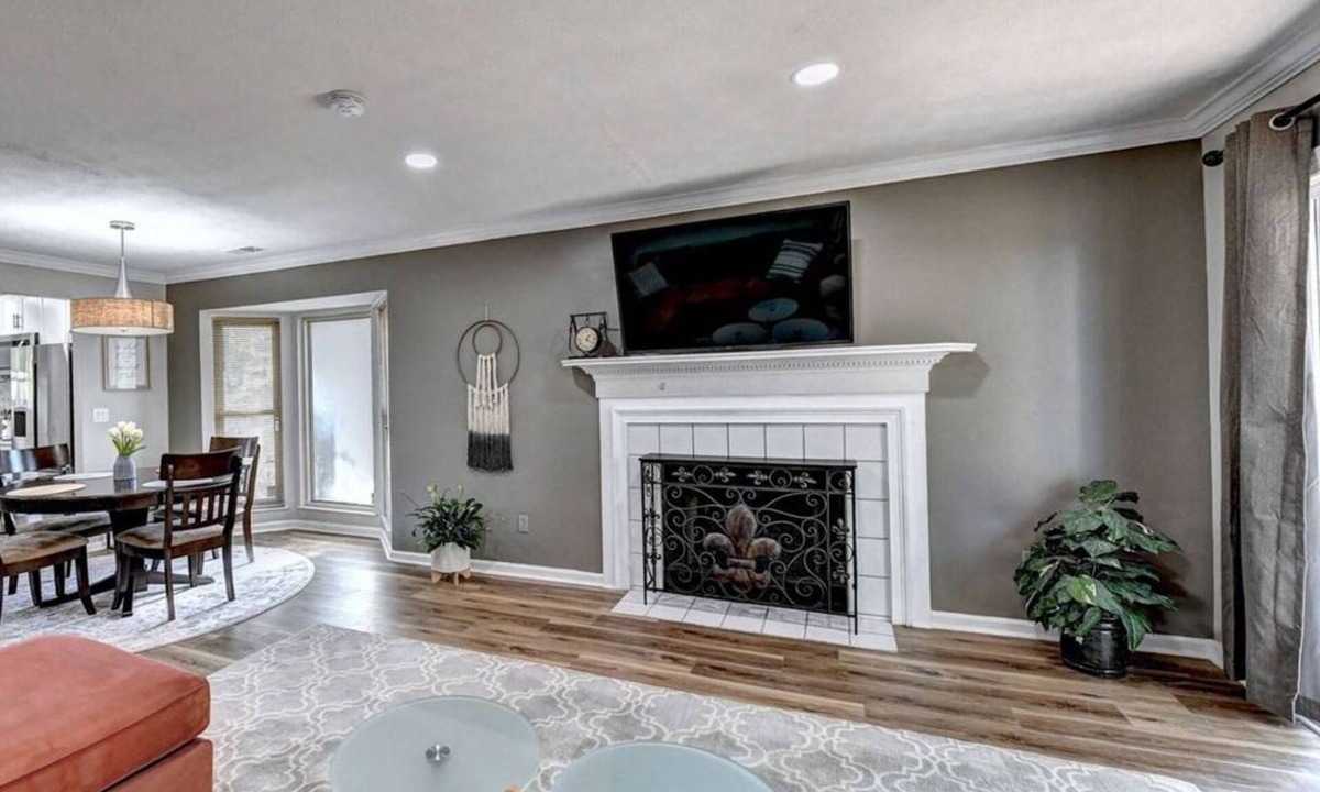 Alpharetta House | "Porchlight Stay" Single story duplex. Dine in downtown Alpharetta/shop Avalon
