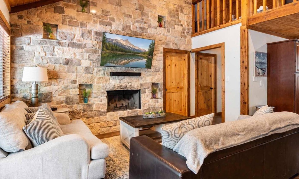 Gordonville House | Pottsboro Lodge - Sleeps 15 - Hot Tub & Patio