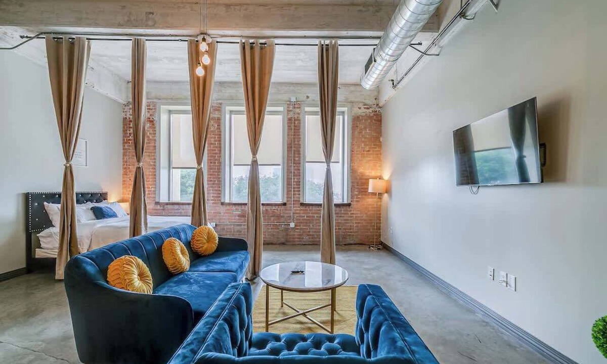 Downtown Dallas Apartment | Prime Walkable Dallas Loft w/Pool + Valet