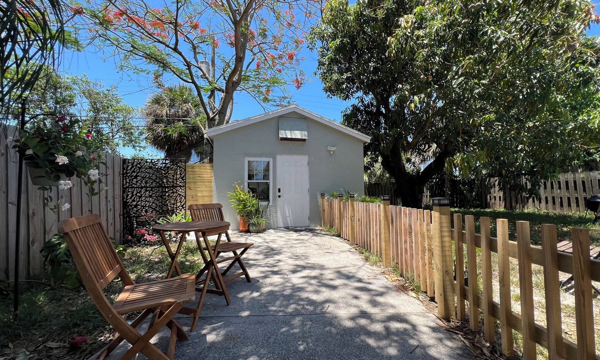 Lake Worth Cabin | Private Cabana near West Palm and Lake Worth