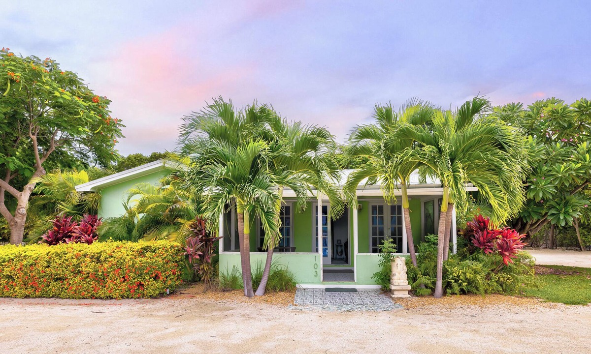 Upper Matecumbe Key Cottage | Private Cottage on Bayfront Estate with Heated Pool, Deep Dockage, Kayaks and More