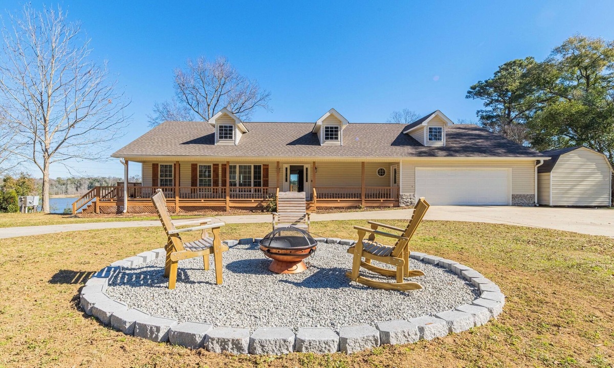 Eufaula House | Private Dock & Hot Tub: Lakefront Eufaula Escape