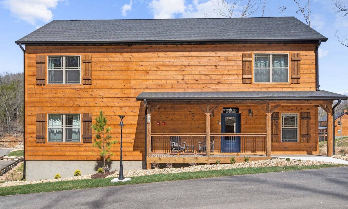 Hollister House | Private Hot Tub Cabin with Outdoor TV, 2 Bunk Rooms, Water View, Indoor Pool & Free Tickets