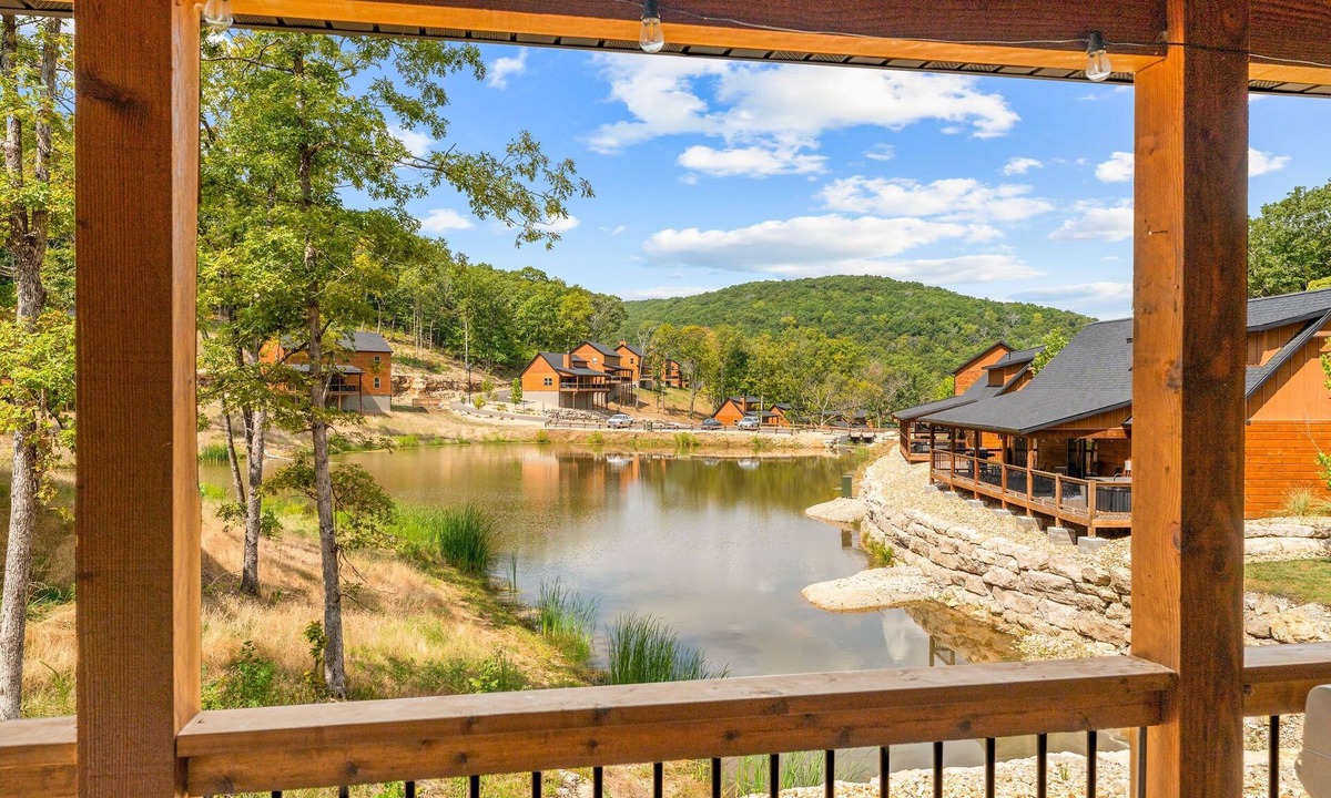 Hollister Cabin | Private Hot Tub Retreat with Arcade, Free Tickets, Indoor & Outdoor Pools Near Thunder Ridge