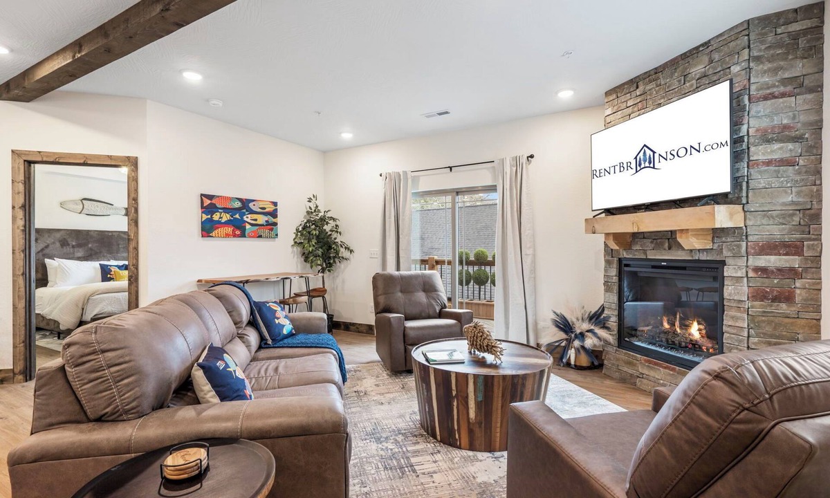 Branson House | Private Hot Tub with Deck, Water View, Near Table Rock Lake & Free Attraction Tickets