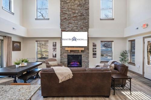 Hollister House | Private HotTub-Minutes to Table Rock & Thunder Ridge-Free Attraction Tickets