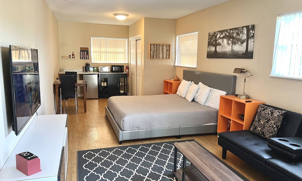 Winter Haven Apartment | Private King Suite with W/D near LEGOLAND & Winter Haven Hospital